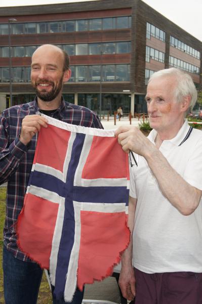 Audun Tholfsen and Yngve Kristoffersen with the FRAM-2014/15 flag.